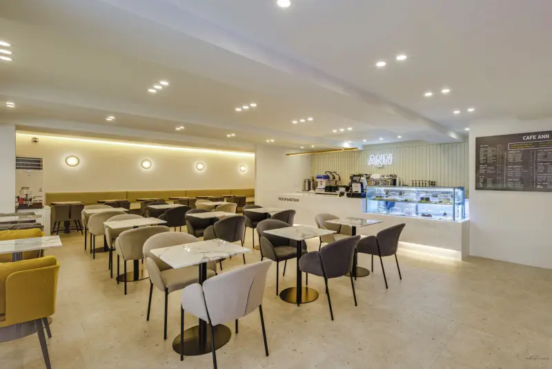 넓고 고급스러운 마블 테이블 카페 ANN 내부